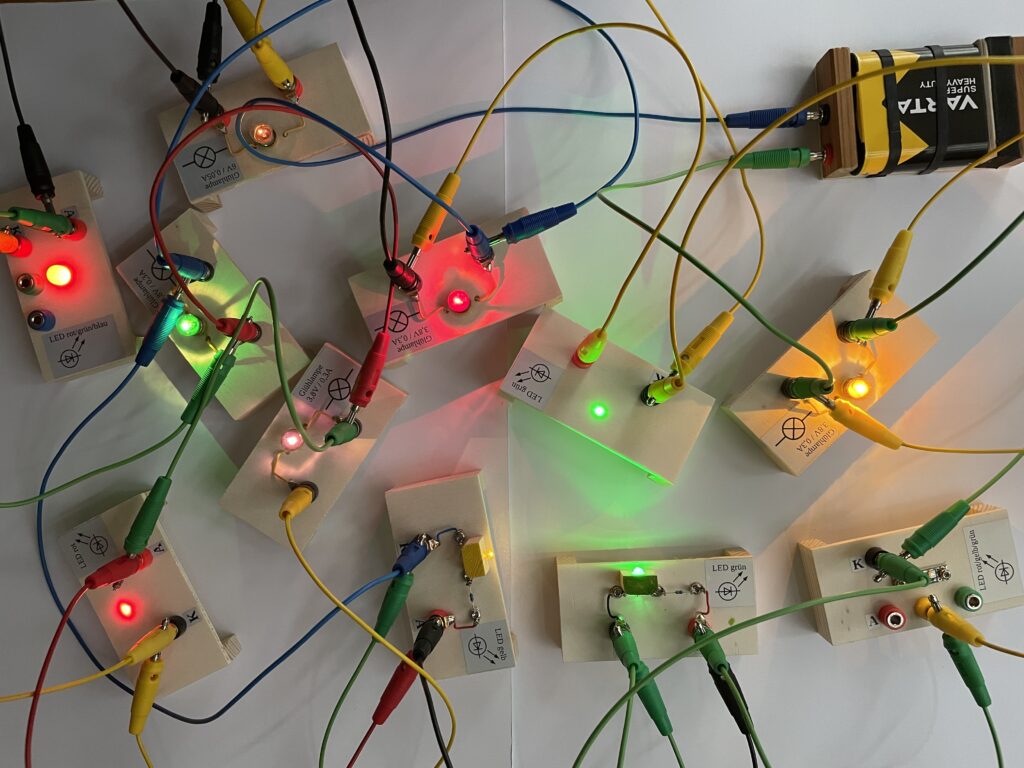 Elektrobaukasten - Stromkreis mit Batterien und vielen Gluehlampen